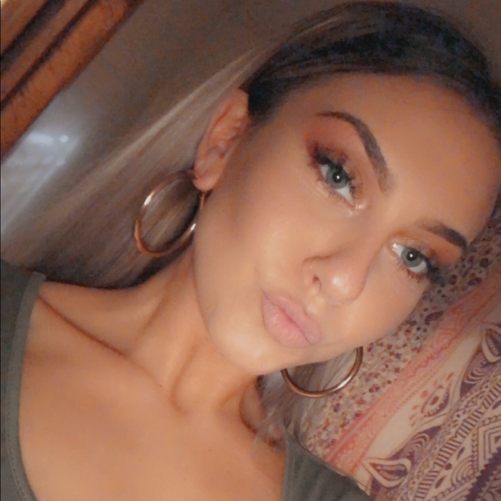 Meet your Posher, Monica